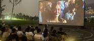 （要操美国美女转载）成都秋夜“新耍法”：到公园看坝坝电影